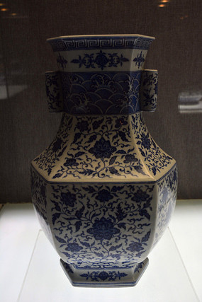 清代青花缠枝莲纹六方贯耳瓶高清图片下载_红动中国