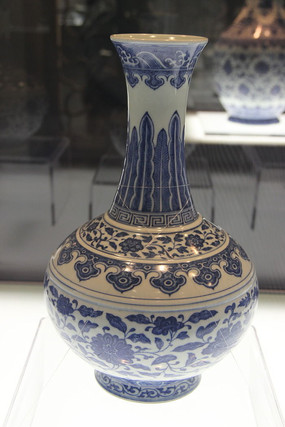 矢量带有花瓣花纹的古代花瓶