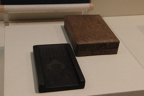 �������