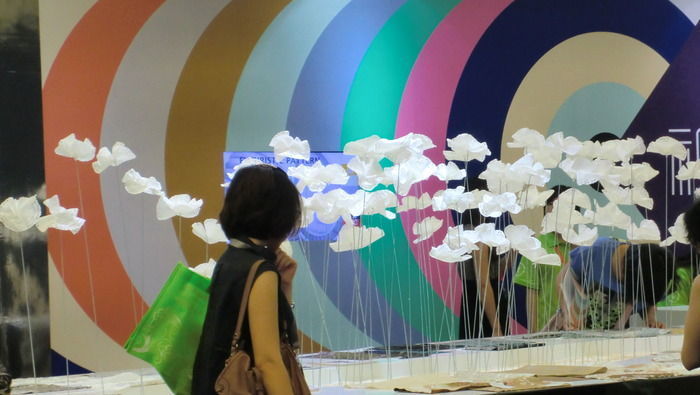 �Ϻ�չ������ֽ��չʾ