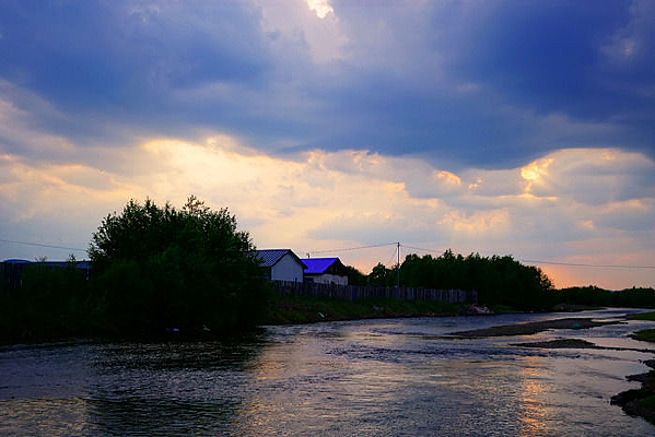 �����˼�ĺɫ