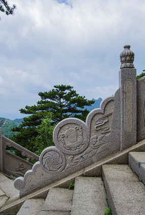 ǧɽ���ձ���ʯ��Χ�������