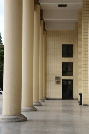 透视大型立柱的建筑走廊