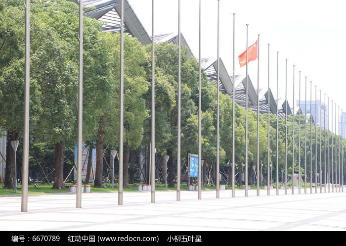 整齐的旗杆图片