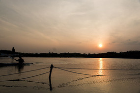 �ƻ��µĺӵ�