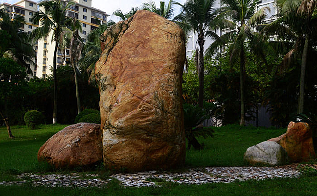 ѧУ�ڵĴ�ʯ���ʯͷ