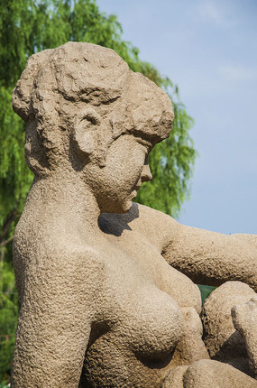 鞍山东山乐园哺乳母亲侧半身像雕塑