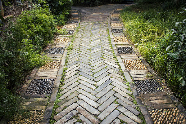 ʯ��ƴ�յĻ���С·