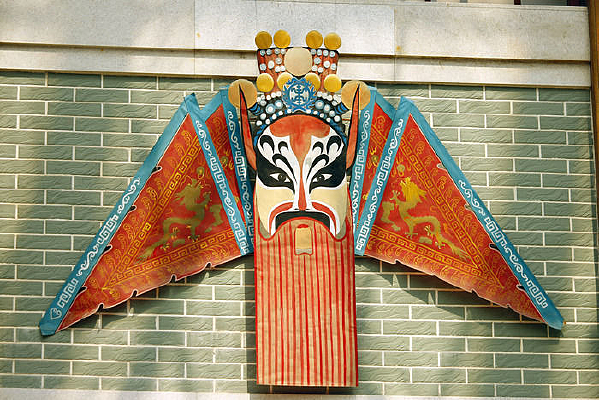 ��ɫ���׷���