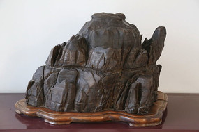 ɽ����ɫ��ʯ