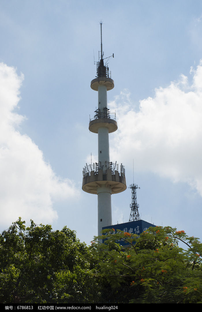 天空下高大的電視發射塔