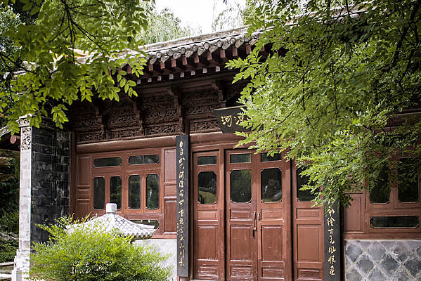 ��ľ�����ɫ����