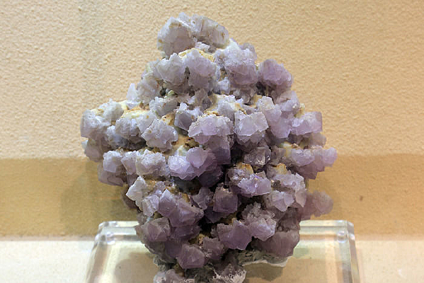 ��ɫөʯ����