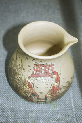 ����ɫ���չ�