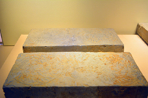 ����ש��