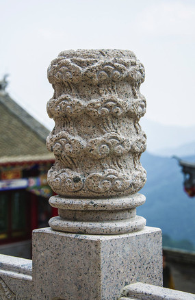 ǧɽ�հ���Χ��ʯ��ͷ���