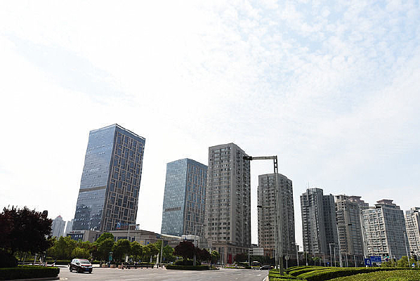 ���е�·��¥Ⱥ