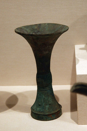 �̴����{��