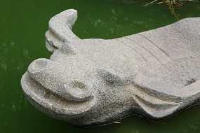 水中水牛石雕