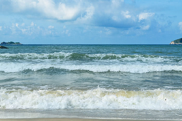 ǰ���ƺ��˵ĺ���ɳ̲�羰ͼƬ