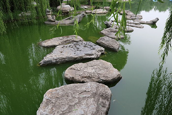 ����ʯ��ˮţ��С·