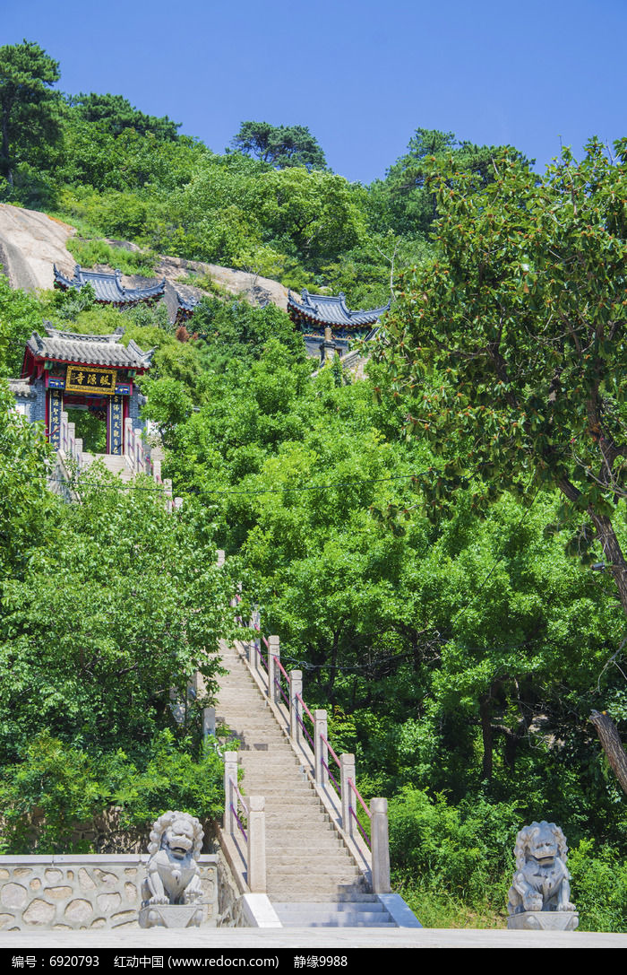 千山皈源寺古建筑群与树木图片