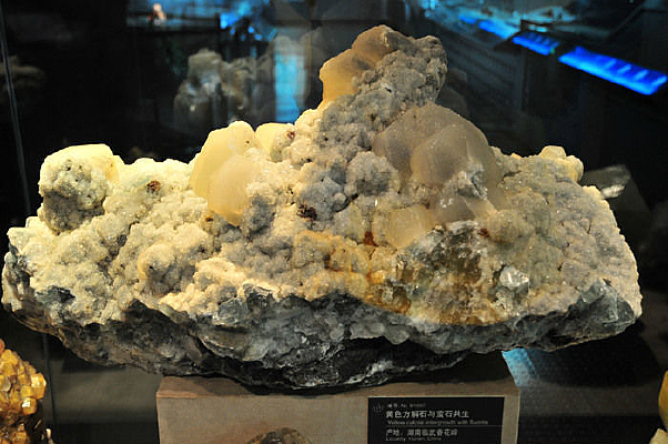 ��ɫ����ʯ��өʯ����