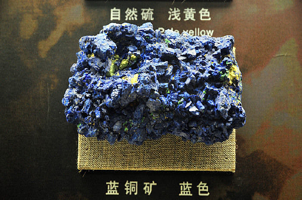 ��ɫ��ͭ��