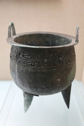 春秋夔龙纹青铜鬲