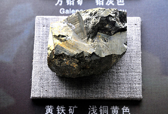 ǳͭ��ɫ������