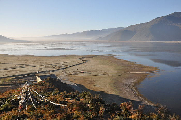 ɽ���µĺ�ˮ