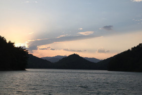 Ϧ���µĺ���ɽɫ