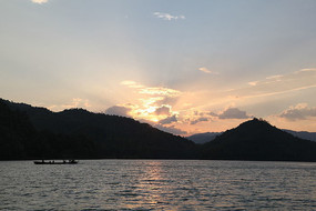 Ϧ���µĺ���ɽɫ