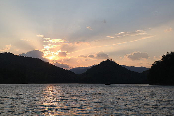 Ϧ���µĺ���ɽɫ