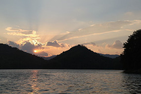 Ϧ���µĺ���ɽɫ