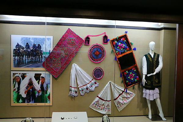 �������