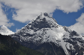 �߸ߵ�ѩɽɽ��