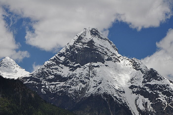 �߸ߵ�ѩɽɽ��