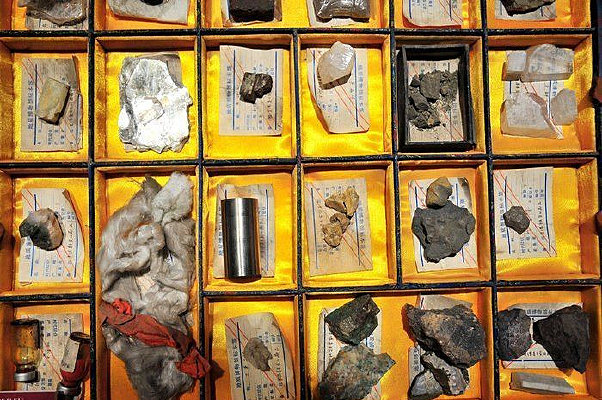 ���ת���ĸ��ֿ�ʯ�걾