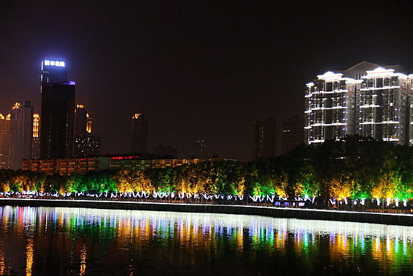 ��Ӱ��ˮ���е���ʵƹ�