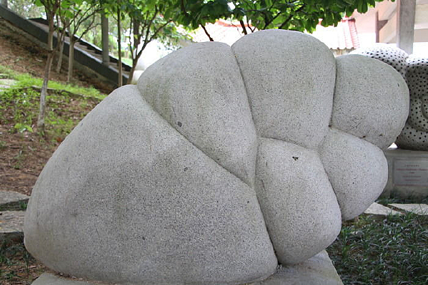 ������˹��ʴ���γ�