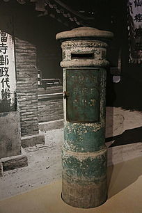 捧着邮筒的宝宝