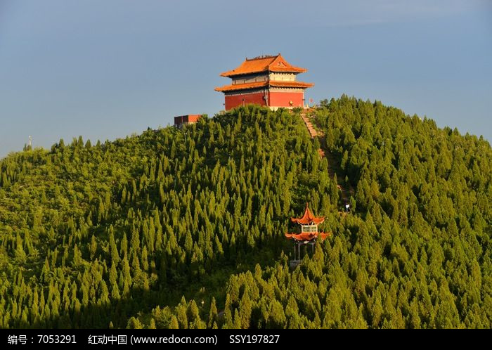 山顶上的寺庙建筑图片