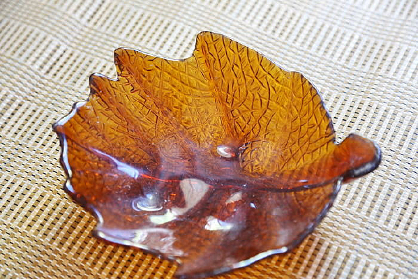 ��ɫ��Ҷ�β�����