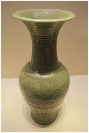 宋代暗纹青釉敞口壶