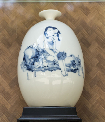 �໨����Ů�Ӵ�ƿ