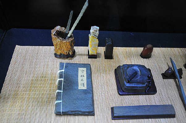 ��Ȼʯ�ķ��ı��ڼ�