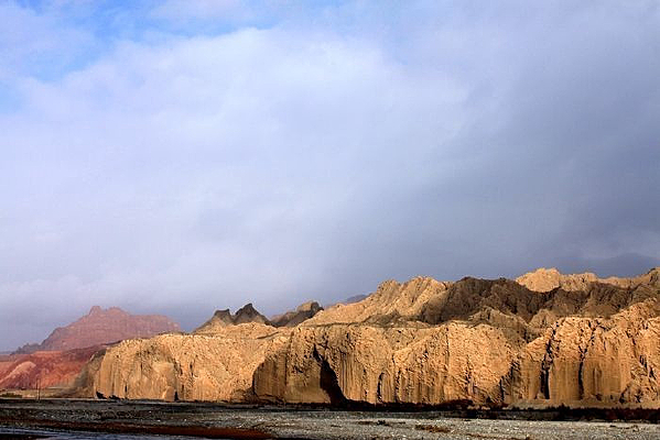 ��ɫ��ɽ��