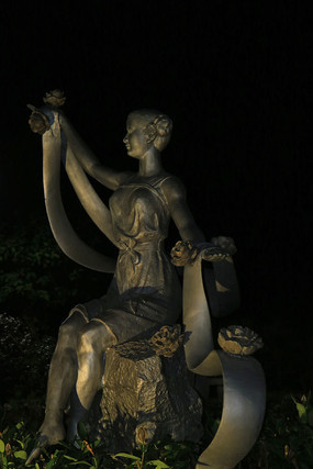 ������Ůͭ��