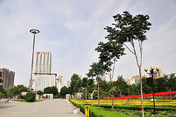 �㳡��԰�ߵĸ߲㽨��